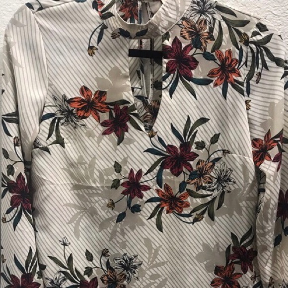 NWT Floral Blouse - Picture 4 of 7